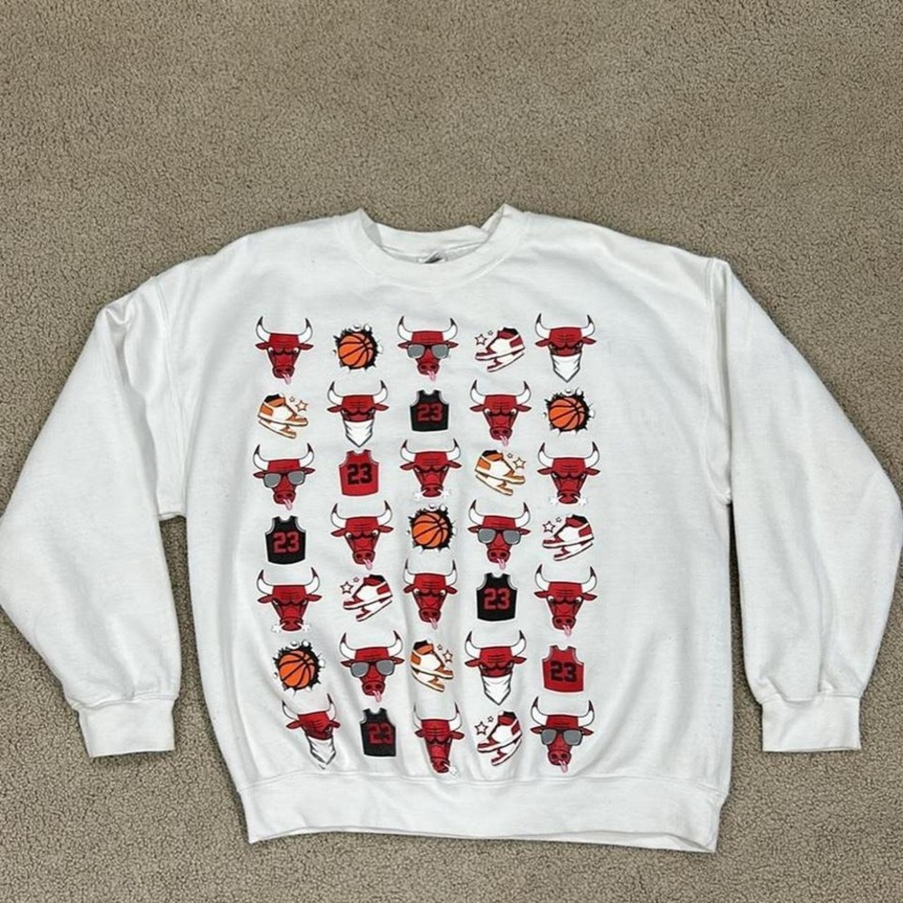 Chicago Bulls crewneck sweatshirt - white with multi-coloured graphics